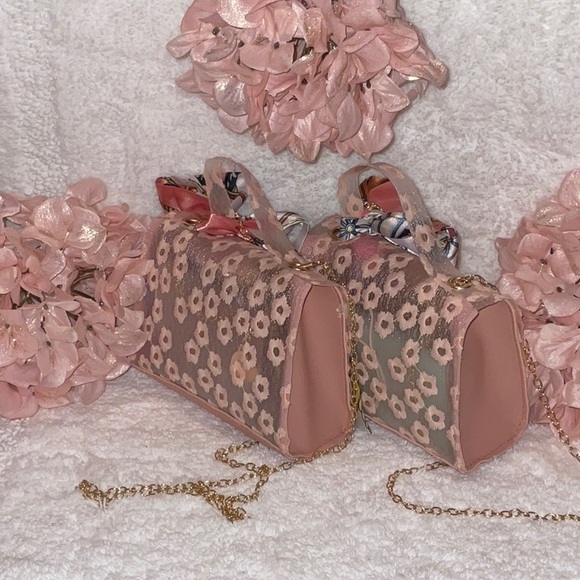 Waterproof small shoulder/arm bag with accessories - Picture 11 of 16